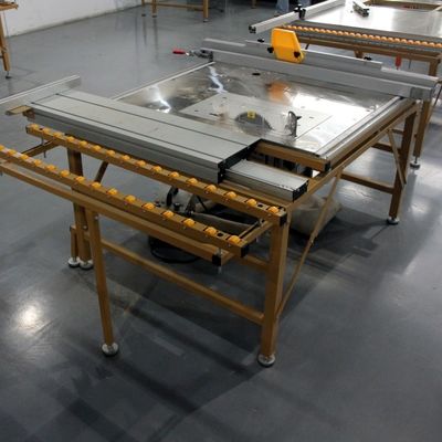 Fácil de operar máquina de sierra de mesa corredera para cortar paneles portátiles