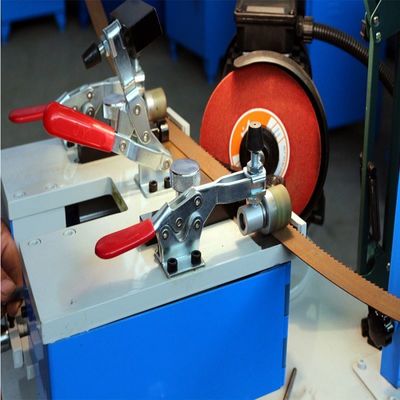 Equipo de soldadura automática de dientes de tamaño de rueda de 152 mm para la molienda de cuchillas de sierra bimetales